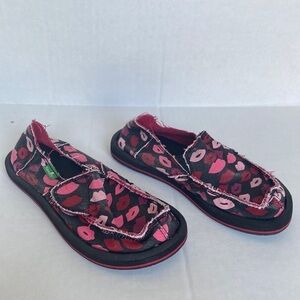 Sanuk Girls Shoes Size 11 Lips Donna Lil Icon Yoga Mat Comfort Valentine's Day